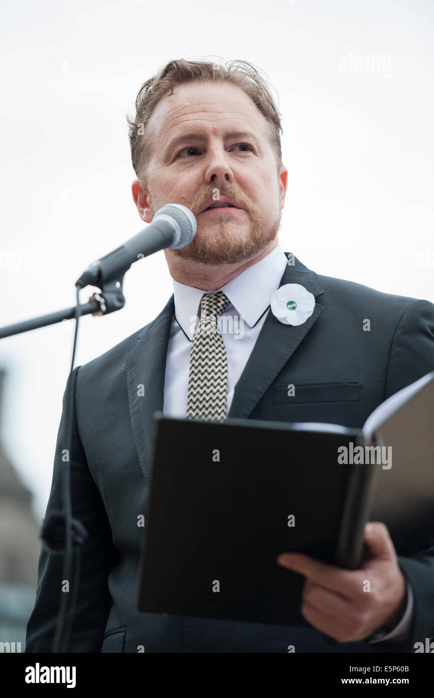 Parliament Square, London, UK. 4. August 2014. Die Kampagne "No Glory in War" eine Veranstaltung in Parliament Square, London, zum Gedenken an die 15 Millionen im ersten Weltkrieg, darunter fast 1 Million britische Soldaten getötet. Die Aktivisten befürworten, dass das beste, was, das die gefallenen Toten gedacht werden können ist, durch die Schaffung einer Welt, in denen kein Krieg mehr. Im Bild: SAM WEST - Schauspieler. Bildnachweis: Lee Thomas/Alamy Live-Nachrichten Stockfoto