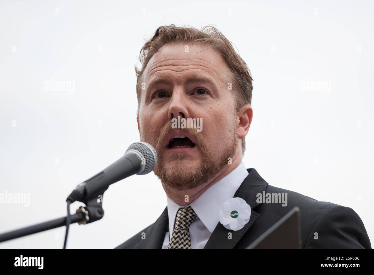 Parliament Square, London, UK. 4. August 2014. Die Kampagne "No Glory in War" eine Veranstaltung in Parliament Square, London, zum Gedenken an die 15 Millionen im ersten Weltkrieg, darunter fast 1 Million britische Soldaten getötet. Die Aktivisten befürworten, dass das beste, was, das die gefallenen Toten gedacht werden können ist, durch die Schaffung einer Welt, in denen kein Krieg mehr. Im Bild: SAM WEST - Schauspieler. Bildnachweis: Lee Thomas/Alamy Live-Nachrichten Stockfoto