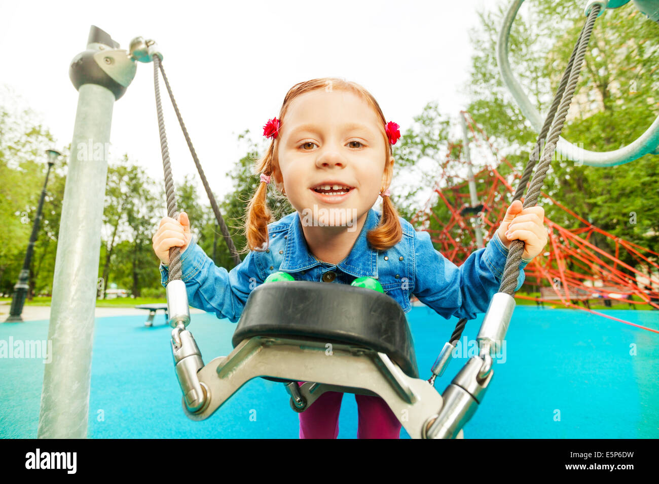 Lustiges Mädchen Porträt auf Schaukel Spielplatz Stockfoto