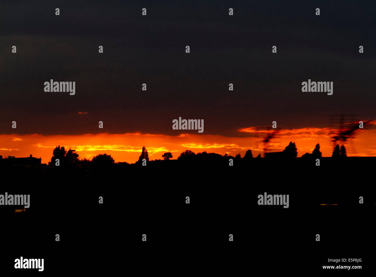 Wimbledon London, UK. 4. August 2014. UK-Wetter: Sky wird Orange während einer dramatischen Sonnenuntergang über London Credit: Amer Ghazzal/Alamy Live-Nachrichten Stockfoto