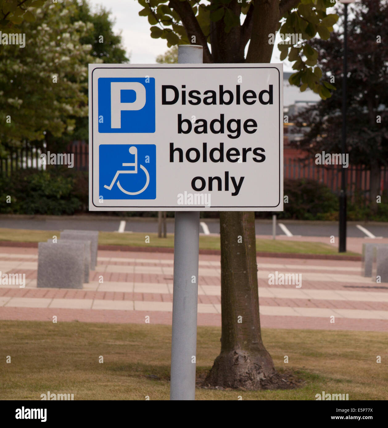 Behinderten Parkplätze Besitzer anmelden nur ein UK-Parkplatz. Stockfoto