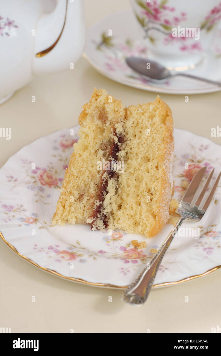 Victoria Schwammkuchen und Tee am Nachmittag auf Vintage floral china Stockfoto