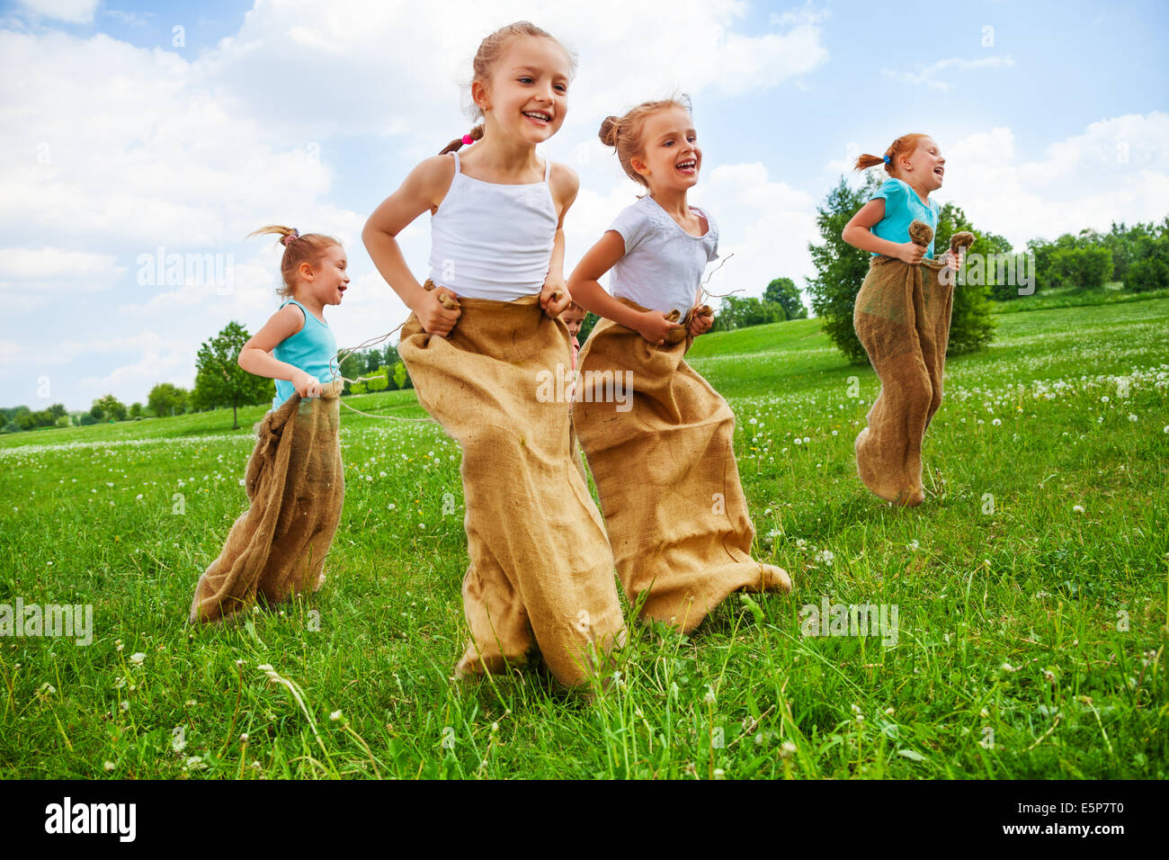 Hübsche kinder spiel und spaß -Fotos und -Bildmaterial in hoher ...