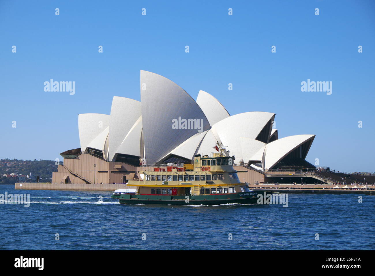 Sydney-Fähre vorbei an Oper von Sydney, new-South.Wales, Australien Stockfoto