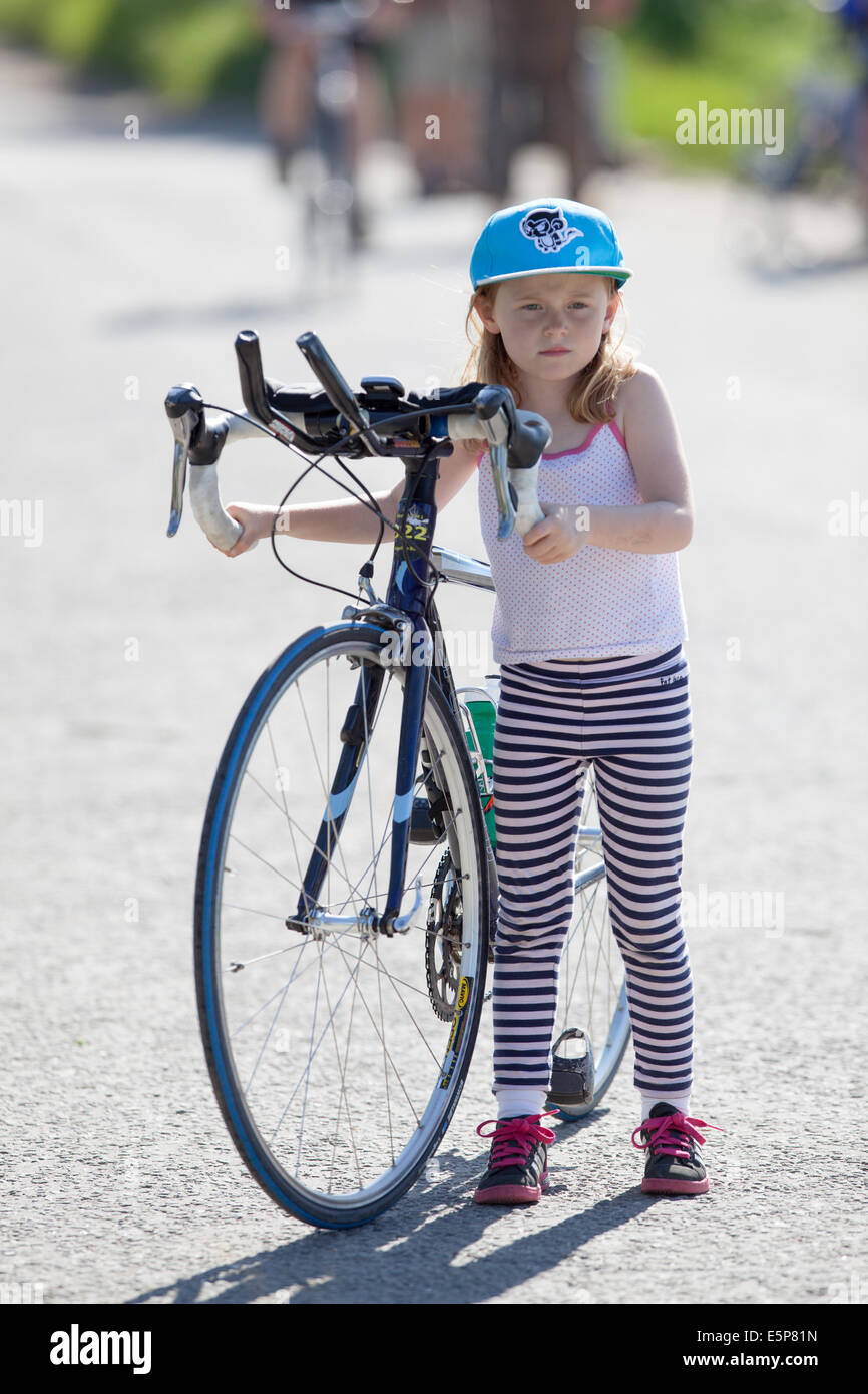 Kleines Mädchen mit big-bike Stockfoto