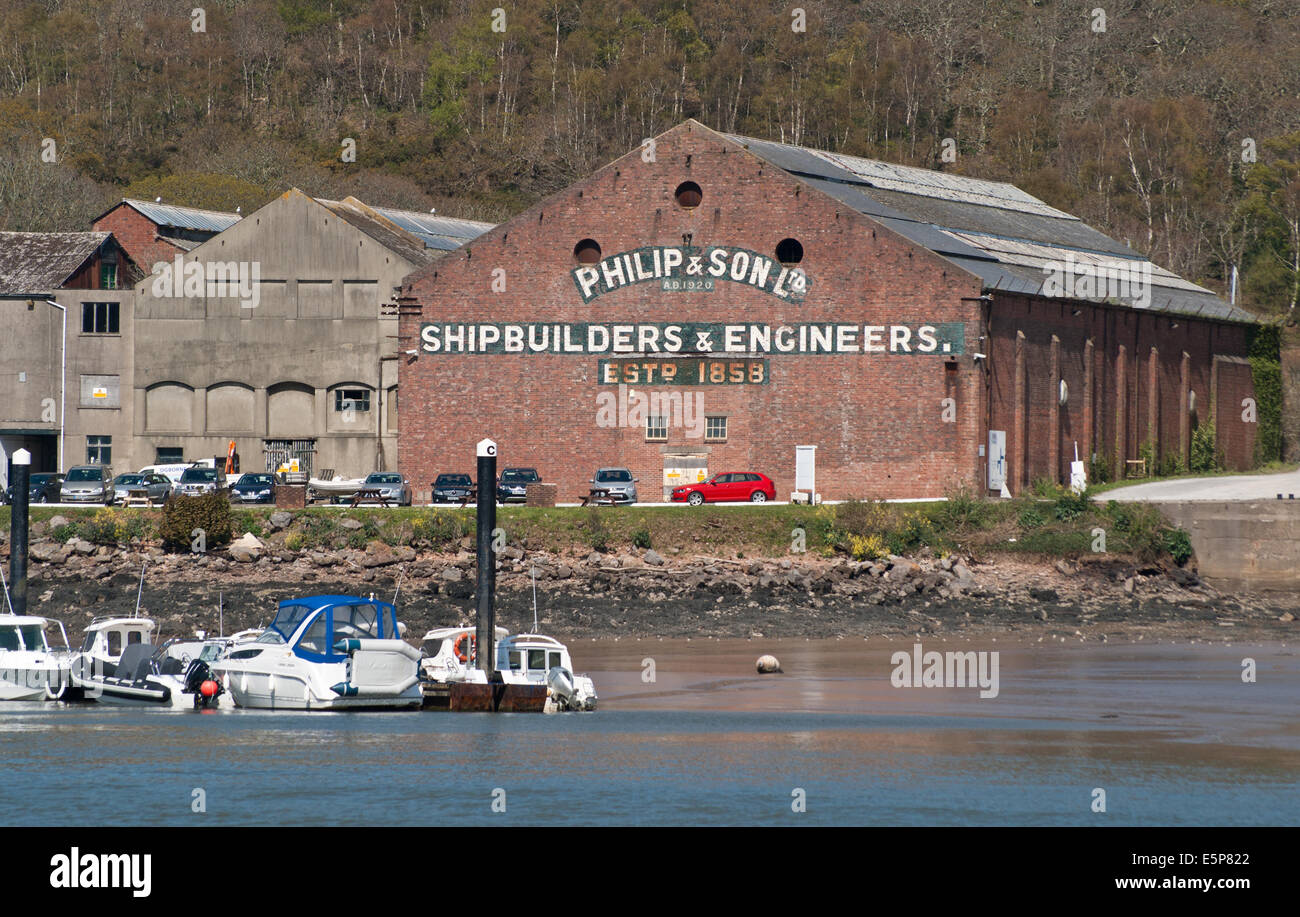 Alten Werften an der Seite der Mündung des Flusses Dart, Devon, England Stockfoto