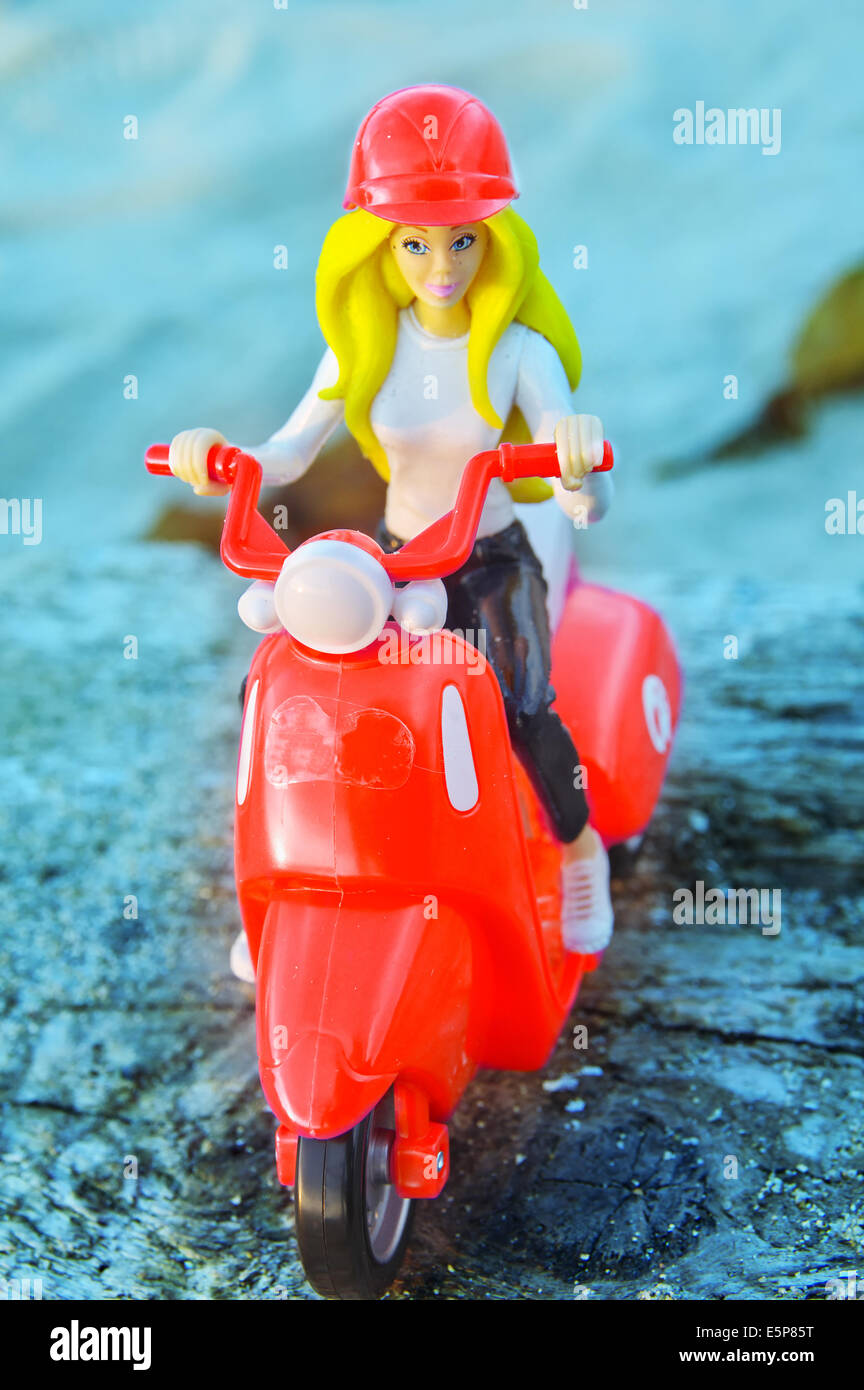 Das Mädchen mit Roller auf blauem Hintergrund Stockfoto
