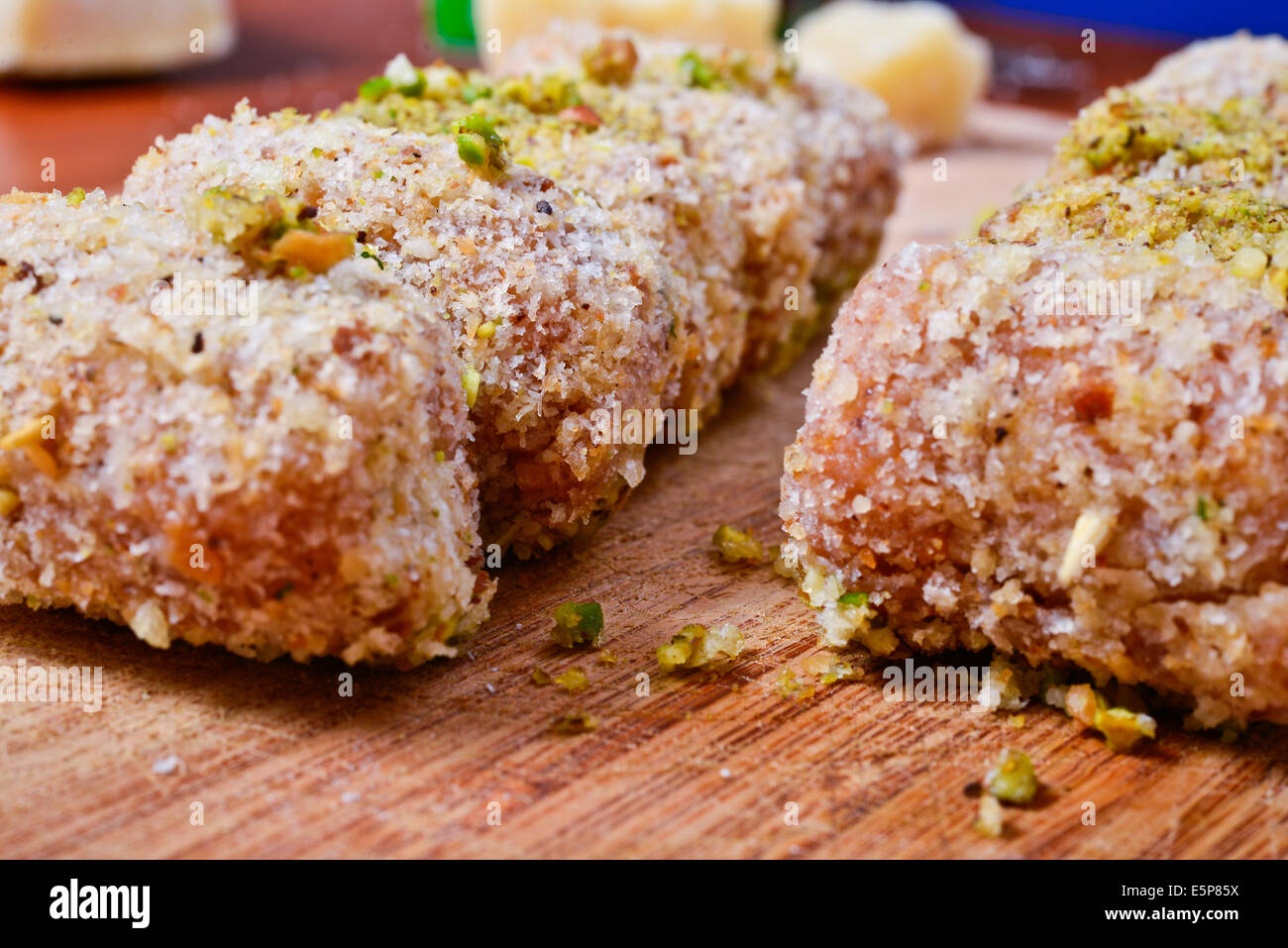 Fleisch-Röllchen mit Frischkäse und Pistazien Stockfoto