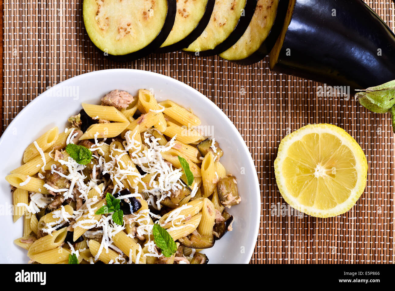 Pasta mit Auberginen, Thunfisch, Minze und Ricotta Salata. Rezept der italienischen Küche Stockfoto