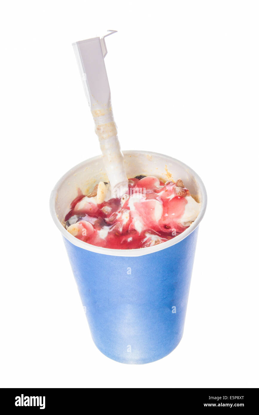 Eis in einer Tasse mit Topping Erdbeer und Schokolade mit Mandeln isoliert auf weißem Hintergrund gemischt; Gemischtes Eis-Flut Stockfoto