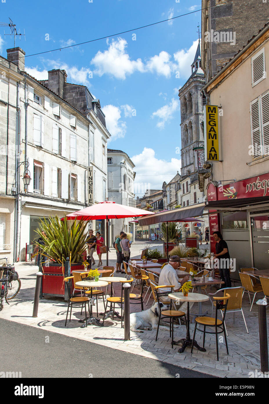 Cafe In der alten Stadt Cognac France Stockfoto