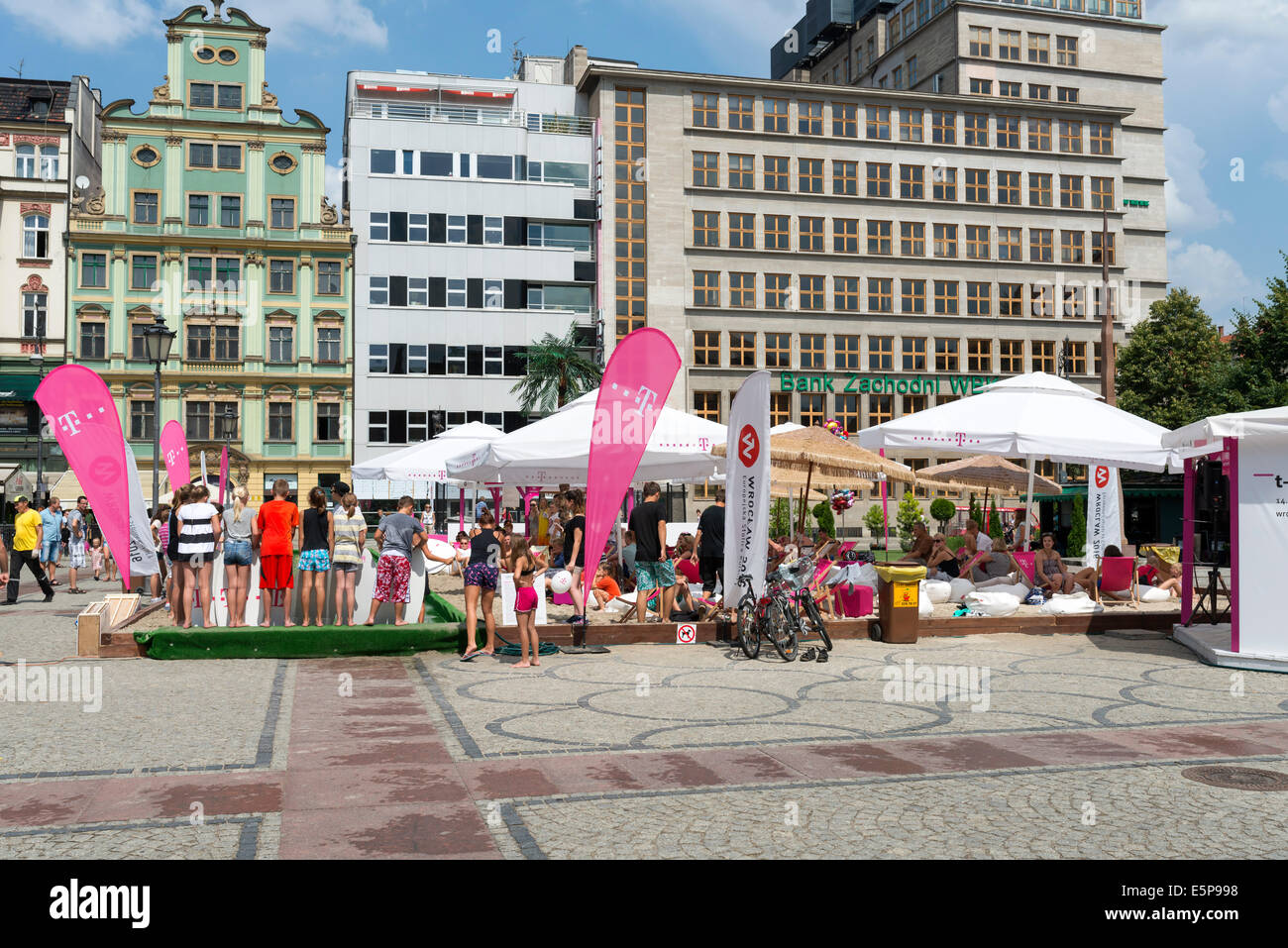 Menschen am Strand im Zentrum der Altstadt am Salzplatz als Teil des New Horizons Kinos. Stockfoto