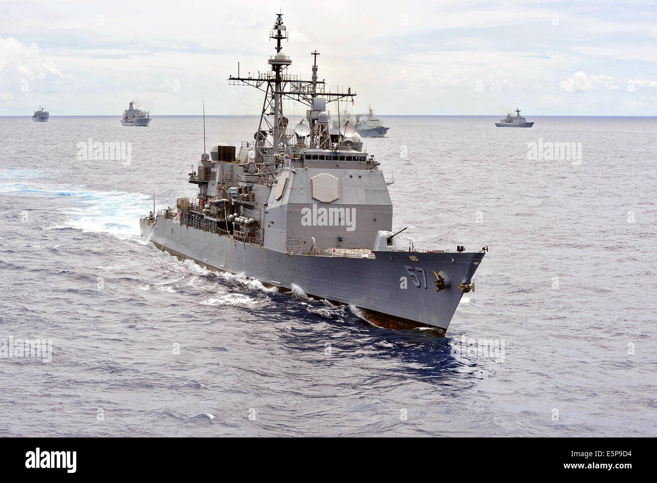 U.S. Navy Ticonderoga-Klasse geführte Flugkörper Kreuzer USS Lake Champlain reist in Bildung während der Rand des Pazifik Übung 25. Juli 2014 vor der Küste von Hawaii. Stockfoto