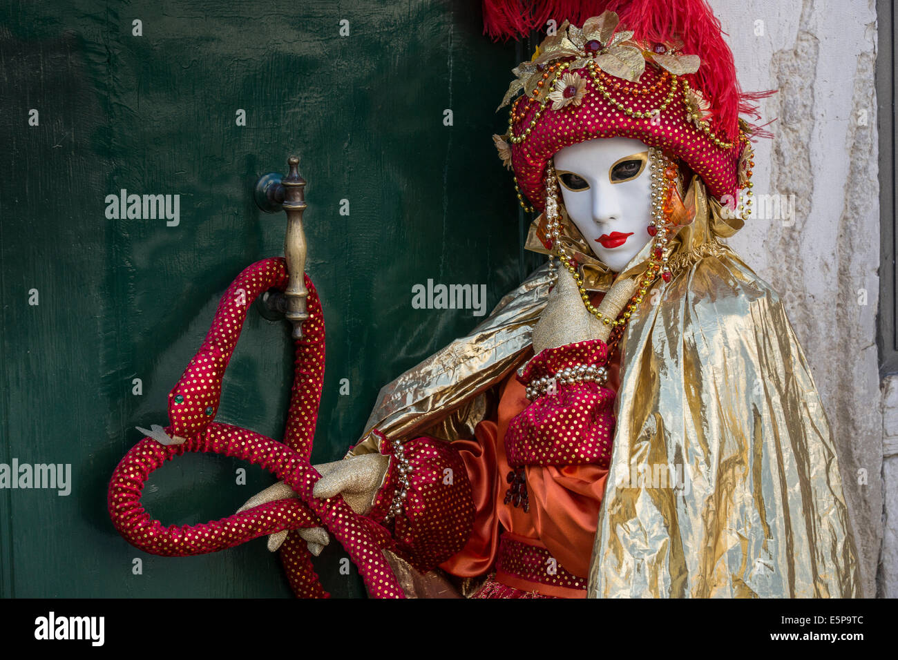 Frau verkleidet als Schlangenbeschwörer in aufwendigen rot und gold Kostüm  in San Zaccaria square während des Karnevals in Venedig Stockfotografie -  Alamy