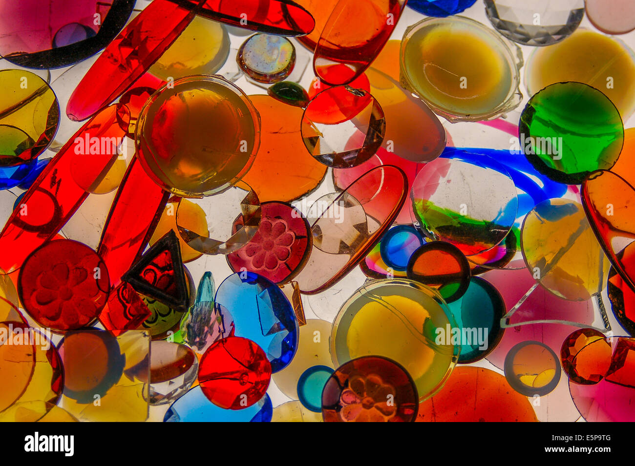 Bunte Glasperlen und Schmuck. Stockfoto