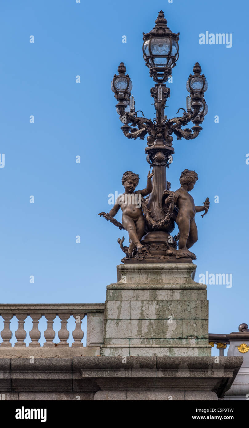 Eine Laterne auf der Brücke Alexander III in Paris Frankreich. Stockfoto