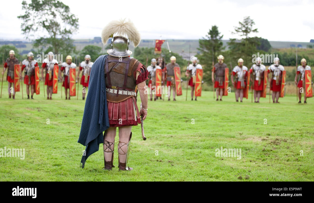Eine Nachstellung des typischen römischen Waffen und Taktiken auf dem Gelände des Römerkastells Vindolanda in Northumberland, England gegeben. Stockfoto