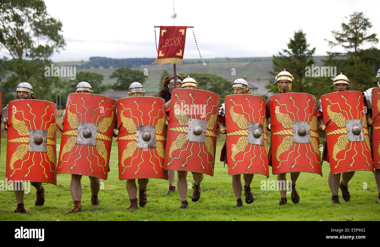 Eine Nachstellung des typischen römischen Waffen und Taktiken auf dem Gelände des Römerkastells Vindolanda in Northumberland, England gegeben. Stockfoto