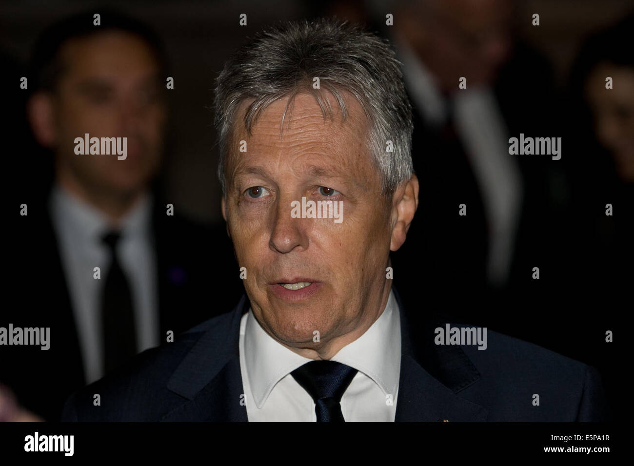 Der Belfast City Hall Gründe, Irland. 4. August 2014. Peter Robinson MLA, erste Minister Northern Ireland Executive bei der Erinnerung an die Hundertjahrfeier des Ausbruchs des ersten Weltkrieges in Belfast Kenotaph Credit: Bonzo/Alamy Live News Stockfoto