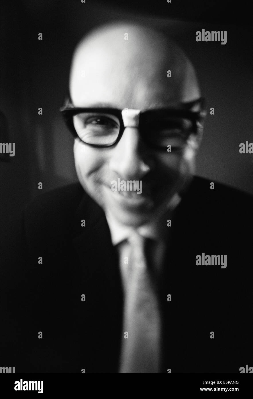 Mann in zerbrochene Gläser Stockfoto