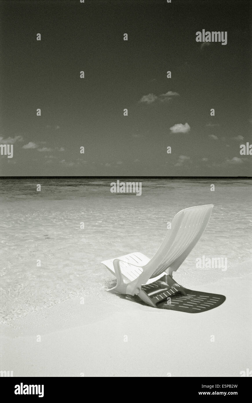 Stuhl am tropischen Strand Stockfoto