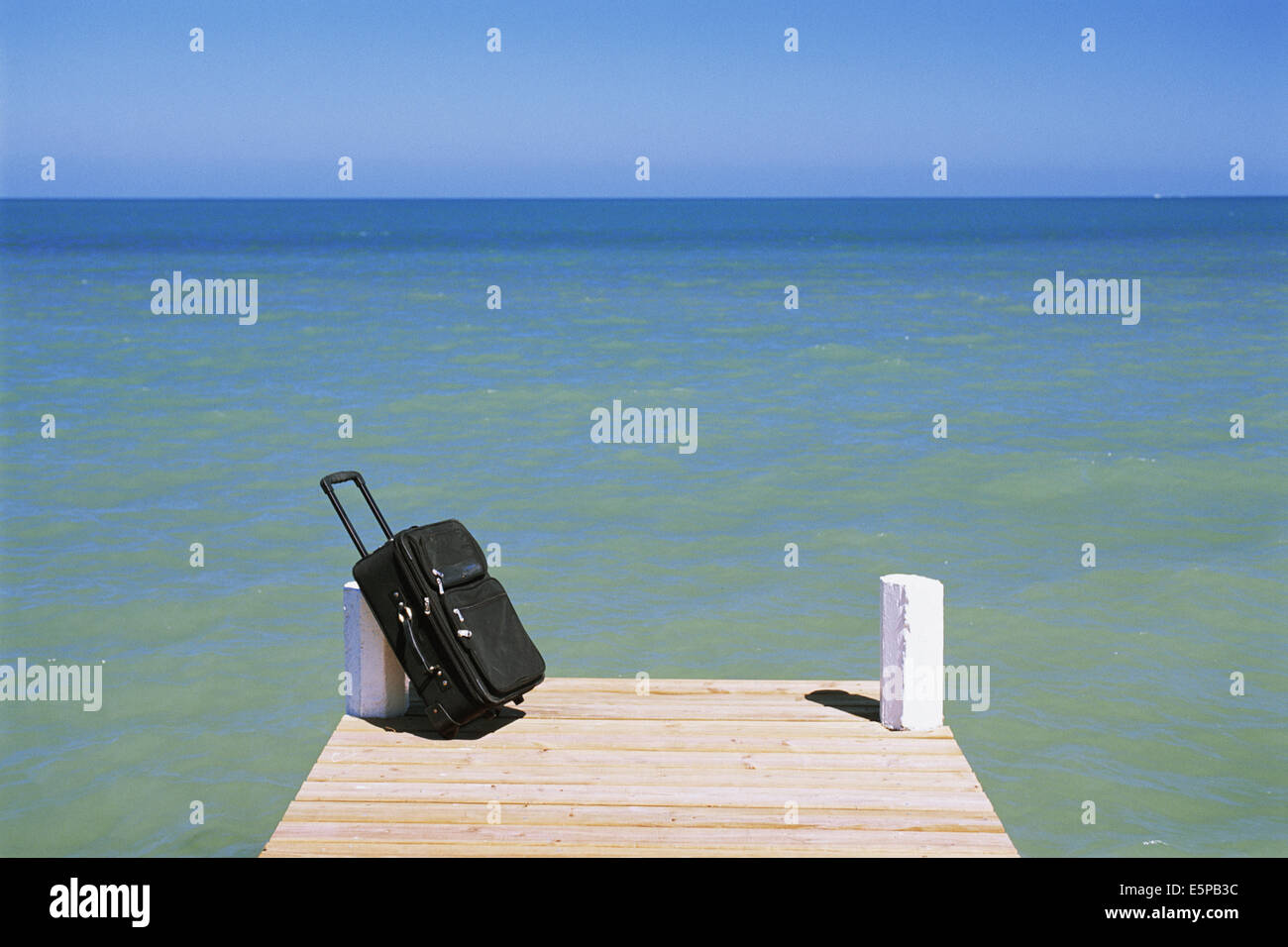 Reise-Koffer und tropischen Ozean Horizont Stockfoto
