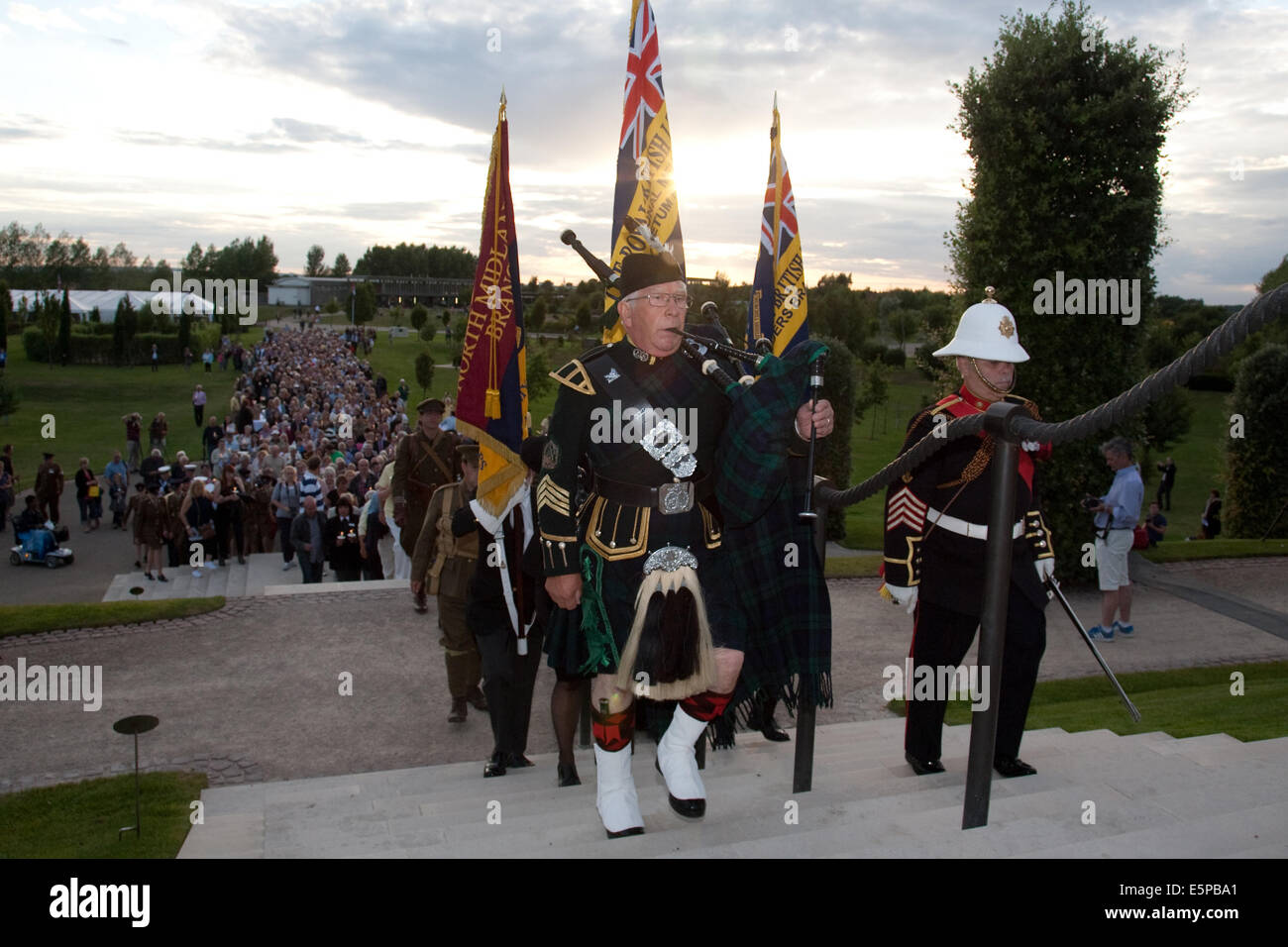 Alrewas, Staffordshire, UK. 4. August 2014. National Memorial Arboretum. Pfeifer Duncan Thompson führt Mitglieder der Royal British Legion National Memorial Arboretum Zweiges die Treppe hinauf zu den Armed Forces Memorial zu Beginn des Service und Candlelight Vigil anlässlich die Hundertjahrfeier des Beginns des 1. Weltkrieges, der große Krieg gefallene zu Ehren.  Bildnachweis: Richard Franklin/Alamy Live-Nachrichten Stockfoto