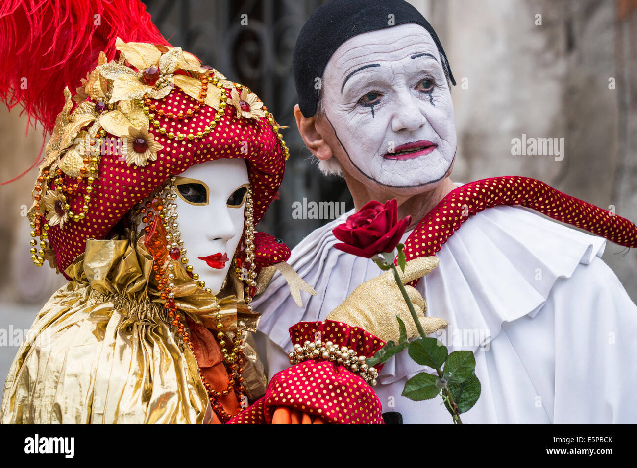 Snake Charmer kostümierte Frau mit Commedia dell Pierott Clown Piazza San Zaccaria während des Karnevals in Venedig. Stockfoto