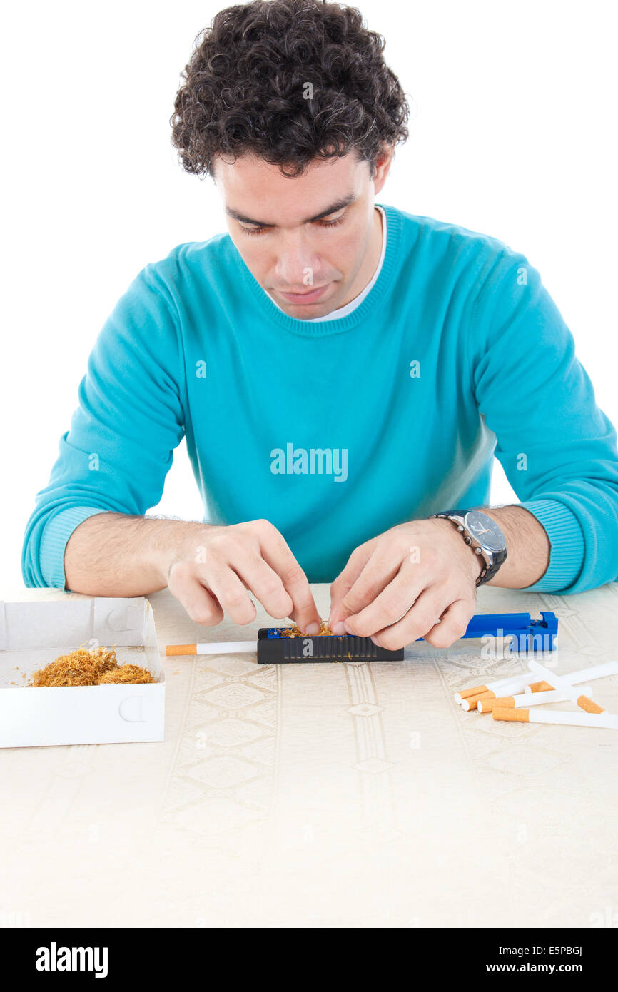 Mann, rollende Zigaretten mit frischem Tabak, seine Gelüste und Gewohnheit zu rauchen zu befriedigen Stockfoto