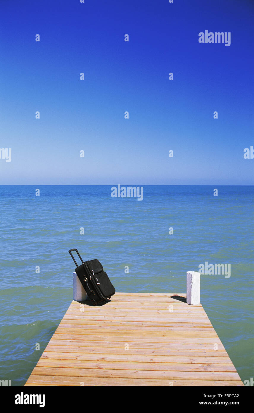 Reise-Koffer und tropischen Ozean Horizont Stockfoto