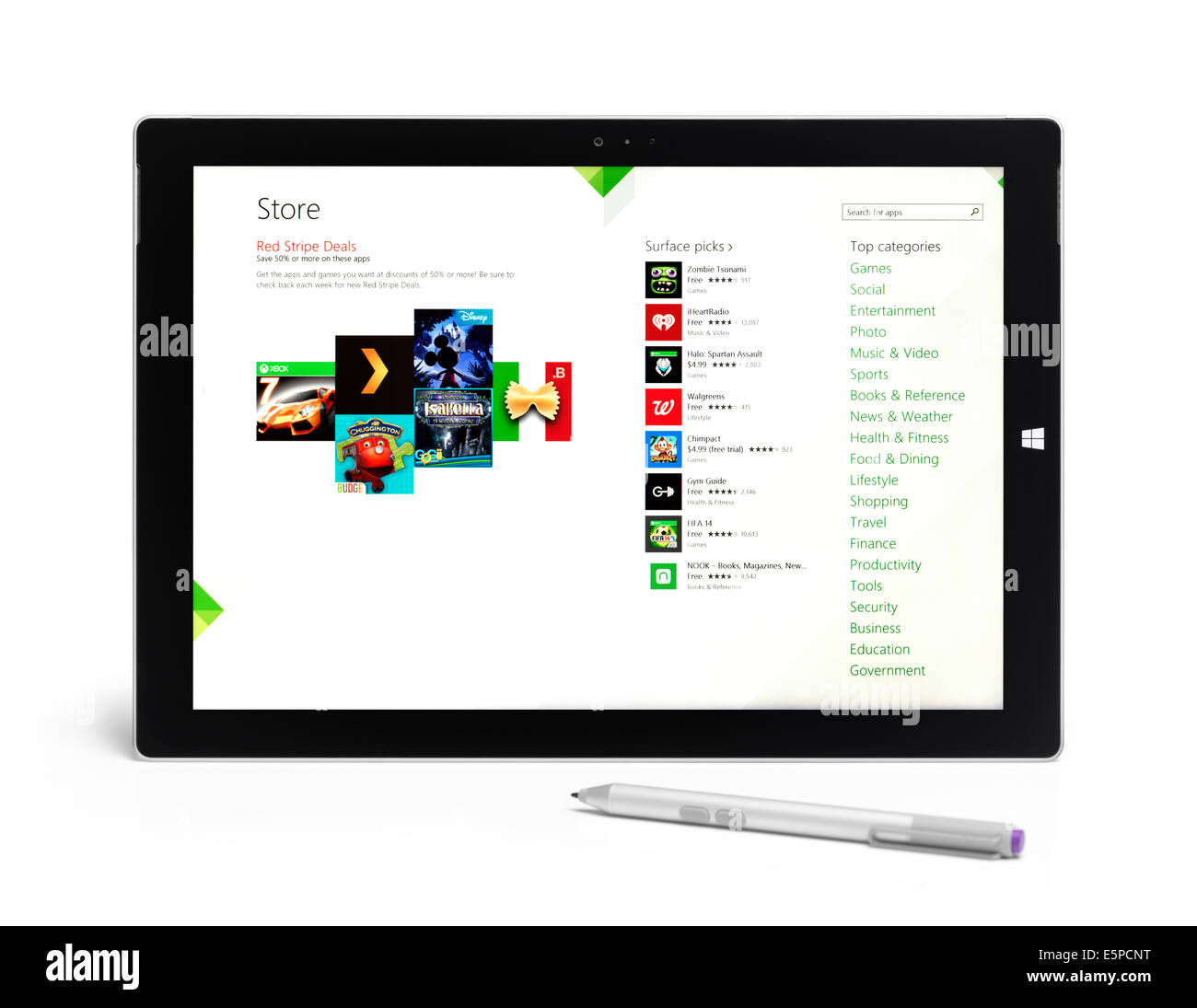Microsoft Surface Pro 3 Tablet-PC mit Windows-Apps-Store auf dem Display isoliert auf weißem Hintergrund mit Beschneidungspfad Stockfoto