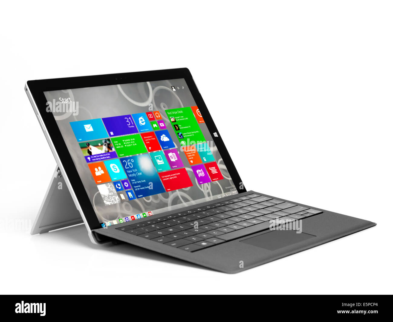 Microsoft Surface Pro 3 Tablet-Computer mit einer schwarzen Tastatur und Startbildschirm auf dem Display isoliert auf weißem Hintergrund Stockfoto