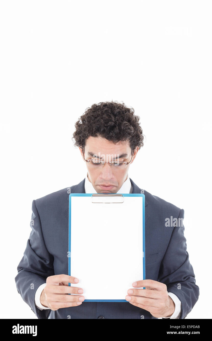 verwirrt und fassungslos junger Geschäftsmann mit Brille zeigt leere Schild, isoliert auf weißem Hintergrund Stockfoto