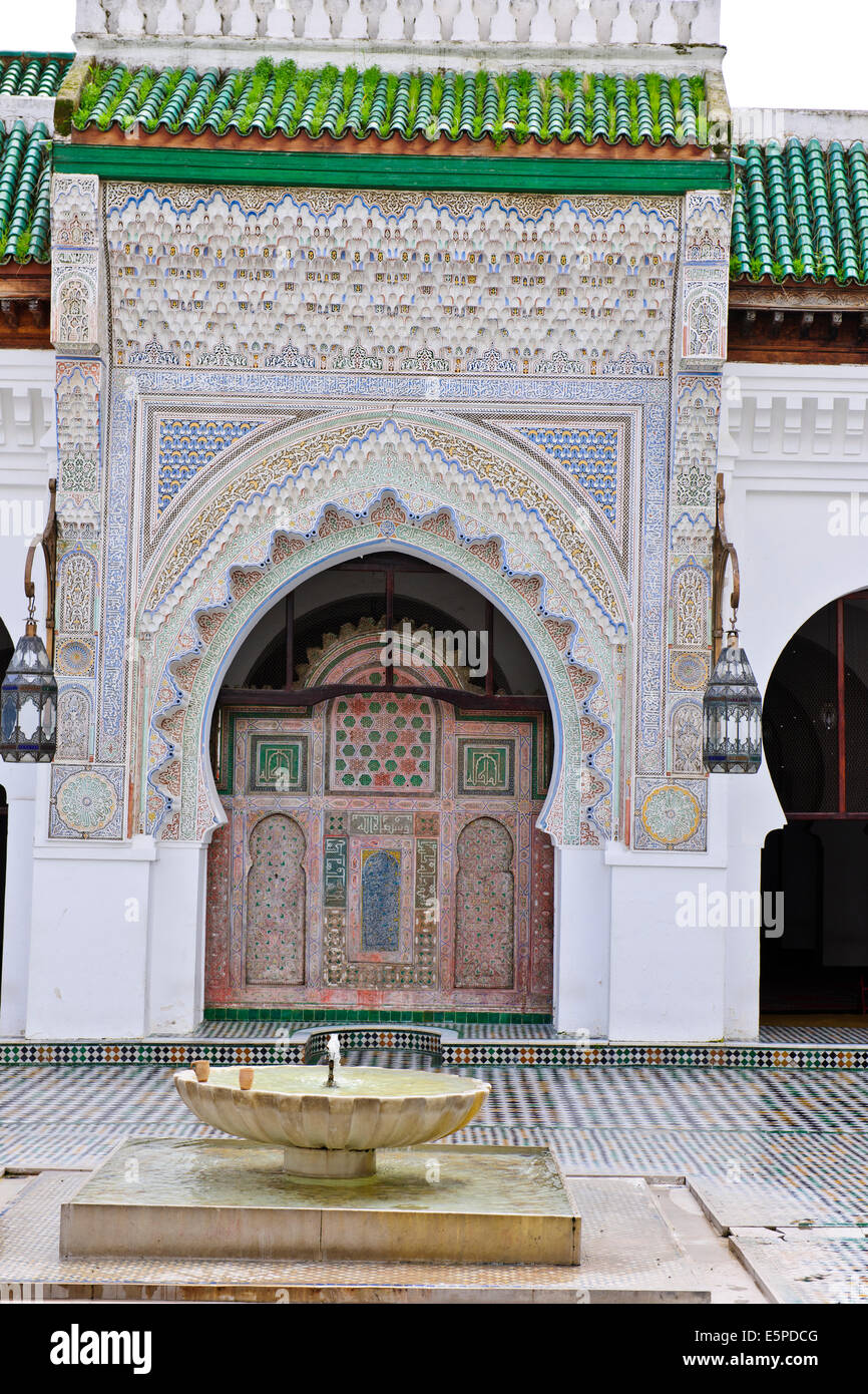 Eingang zur Qaraouiyine Moschee, Minarett, Tür, geschlossen zu den Christen, die meisten kostbaren Moschee in moslemischen Abendlandes, Fez, Marokko Stockfoto
