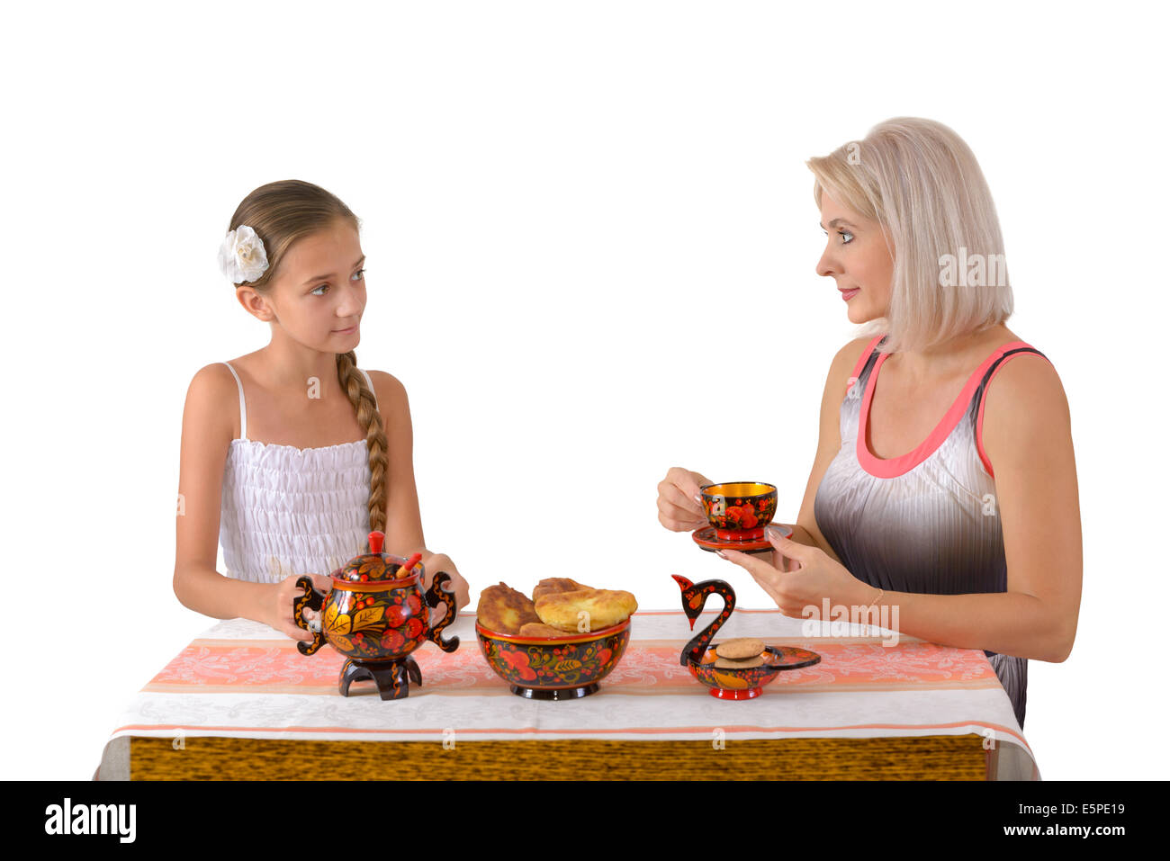 Mutter und Tochter trinken Tee aus bemalten Tee Dinge Stockfoto