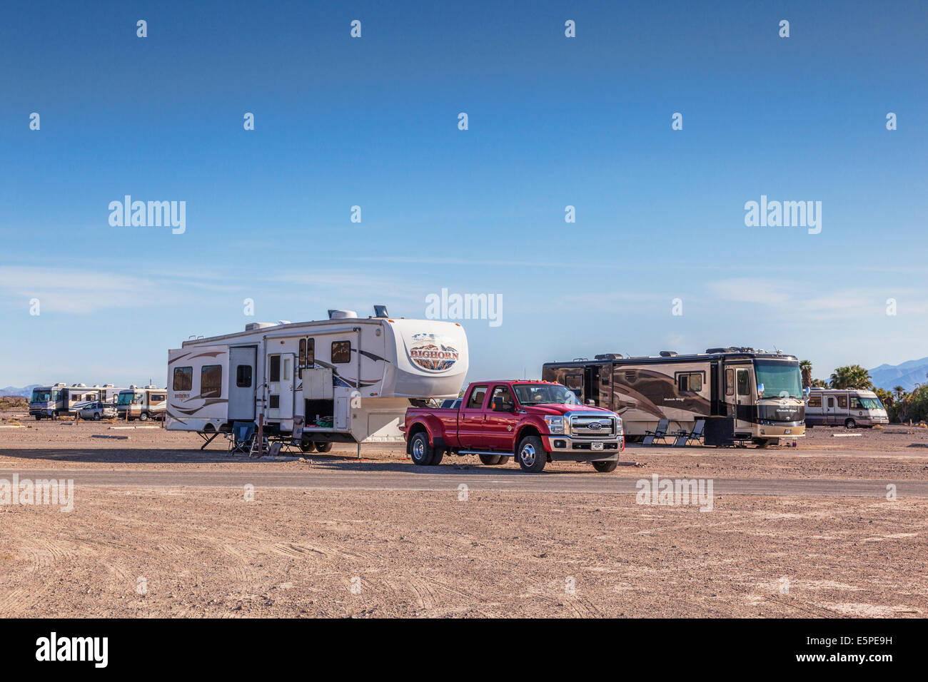 Große amerikanische Wohnmobile und fünfte Wheelers bei Furnace Creek Campground, Death Valley, Kalifornien. Stockfoto