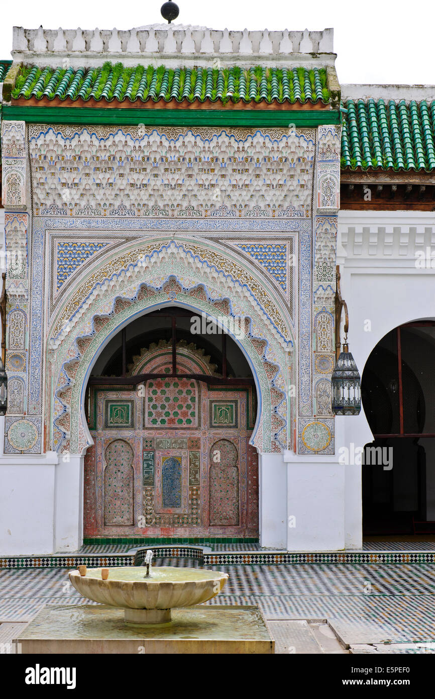 Eingang zur Qaraouiyine Moschee, Minarett, Tür, geschlossen zu den Christen, die meisten kostbaren Moschee in moslemischen Abendlandes, Fez, Marokko Stockfoto