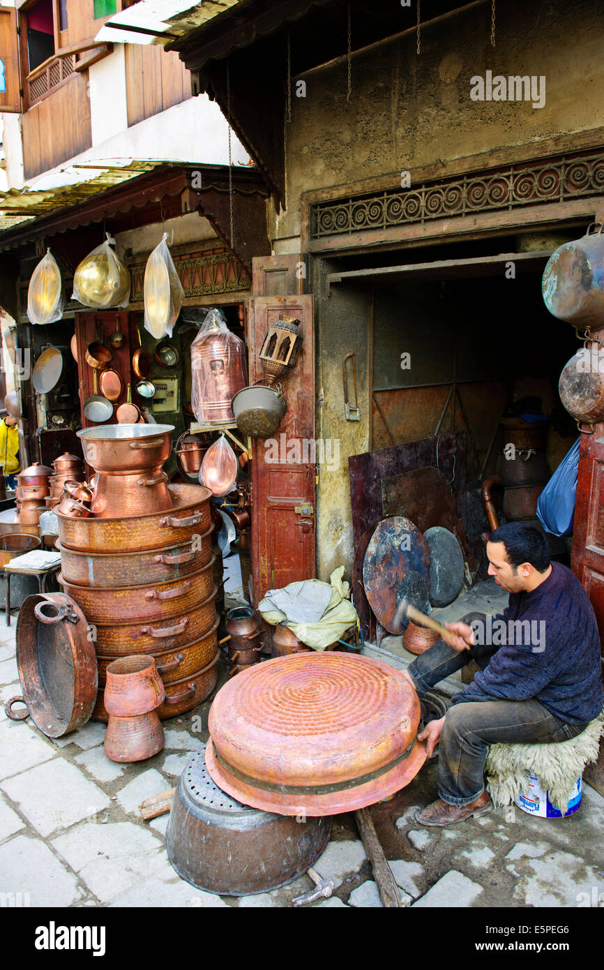 Fez, Marokko, ein Array von Kunst, Handwerk alles marokkanischen, Weber, Seide, Kupfer, Metall, Keramik, Souk, Medina, Handwerker, Geschäfte, Märkte. Stockfoto