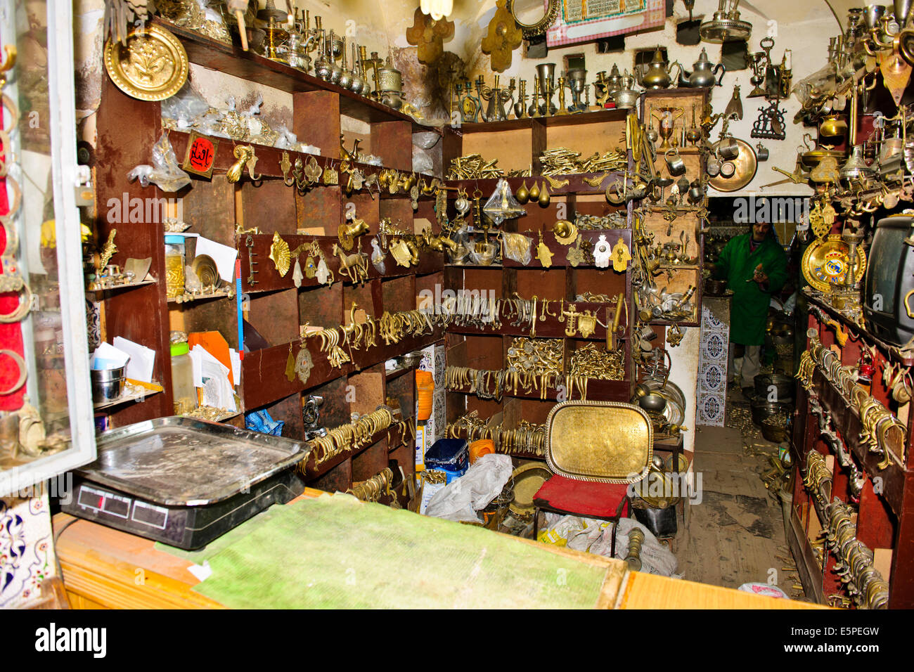 Fez, Marokko, ein Array von Kunst, Handwerk alles marokkanischen, Weber, Seide, Kupfer, Metall, Keramik, Souk, Medina, Handwerker, Geschäfte, Märkte. Stockfoto