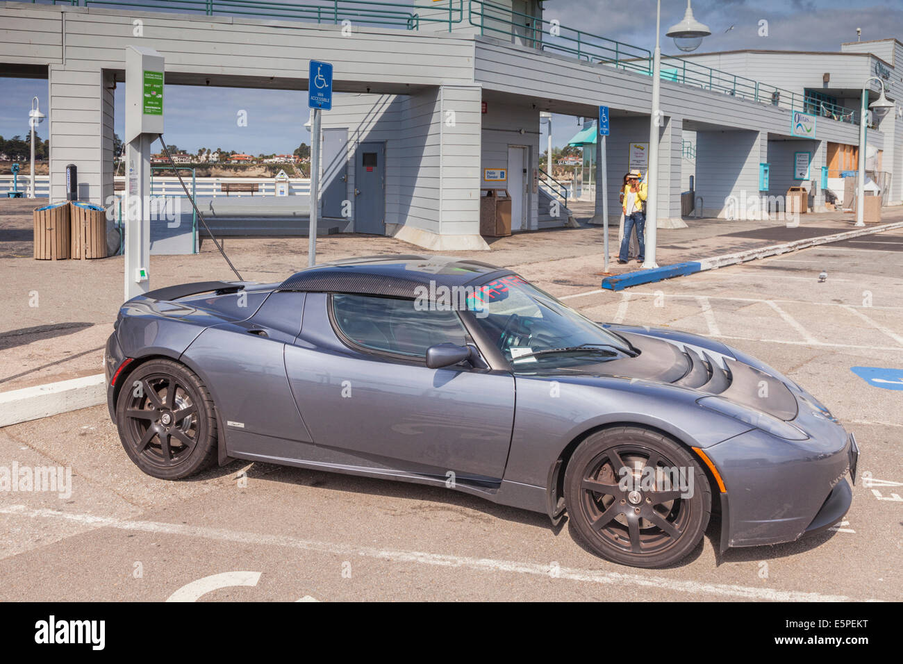 Tesla Roadster angeschlossen, um eine öffentliche Re Ladestation auf dem Pier in Santa Cruz, Kalifornien. Stockfoto