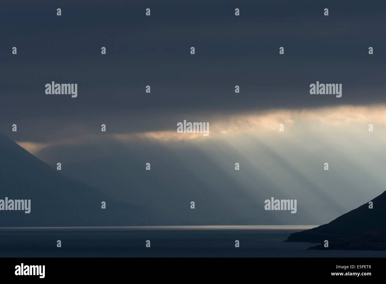 Atmosphärische Wolken, Fähre Passage aus Gamlarætt, Streymoy, nach Skopun, Sandoy, Färöer, Dänemark Stockfoto