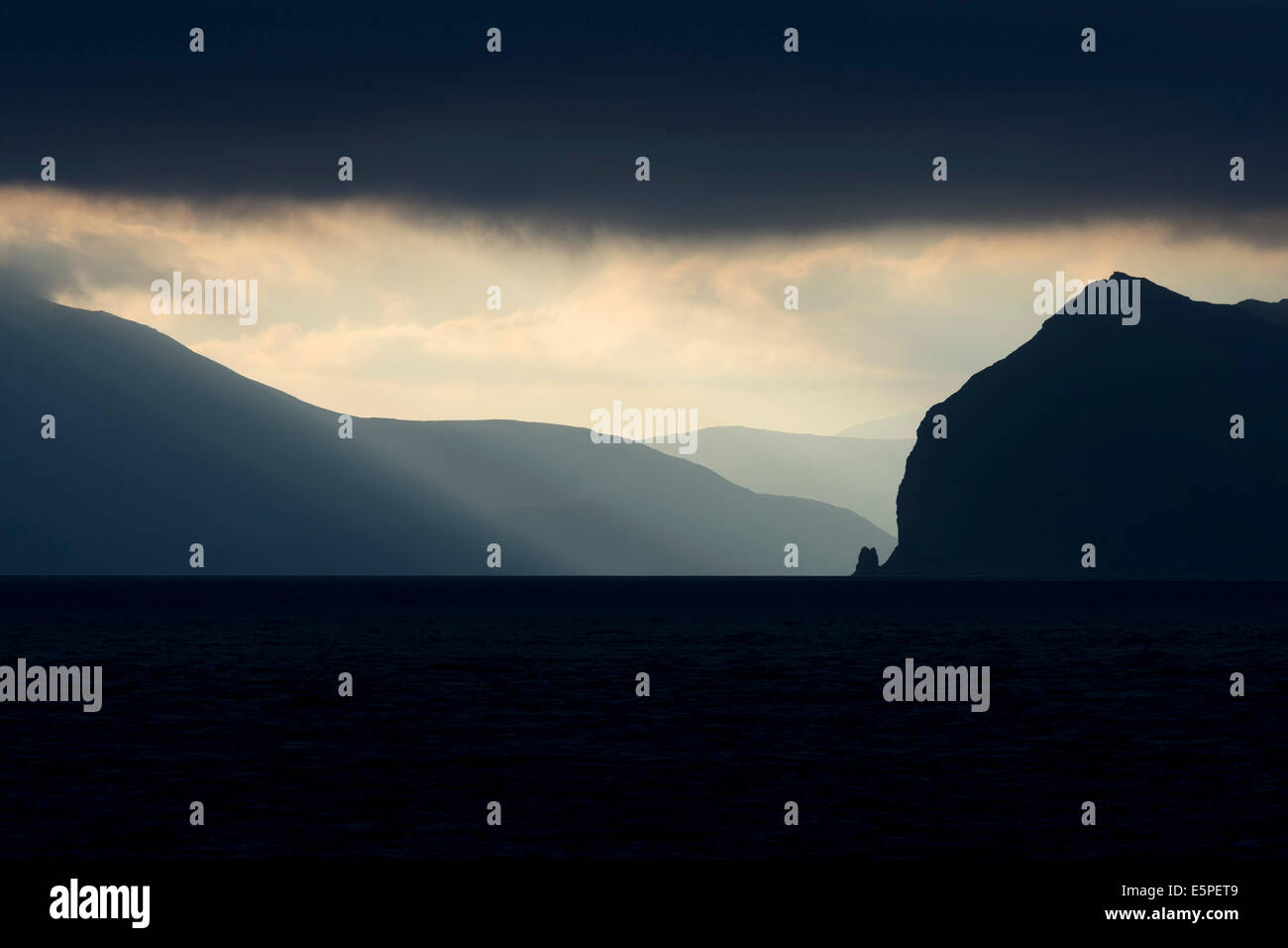 Atmosphärische Wolken, Fähre Passage aus Gamlarætt, Streymoy, nach Skopun, Sandoy, Färöer, Dänemark Stockfoto