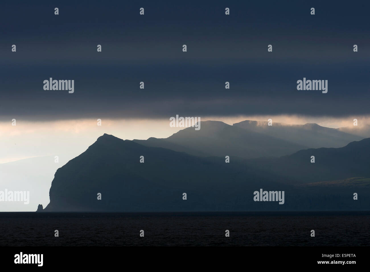 Atmosphärische Wolken, Fähre Passage aus Gamlarætt, Streymoy, nach Skopun, Sandoy, Färöer, Dänemark Stockfoto