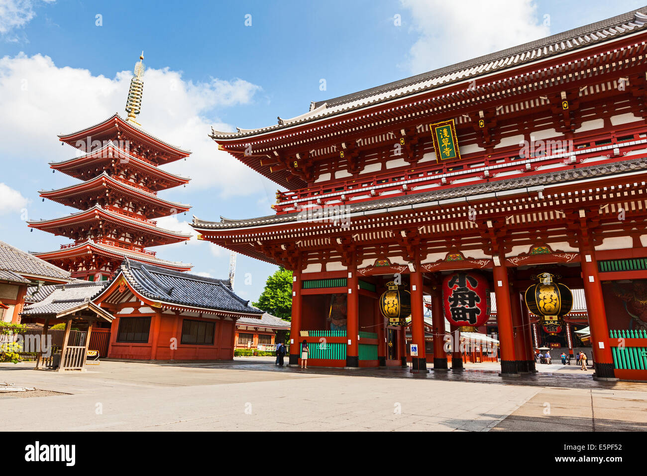 TOKYO, JAPAN - 28. Mai 2012: Blick auf das innere Tor Hozōmon und fünfgeschossige Pagode am Senso-Ji Tempel Stockfoto