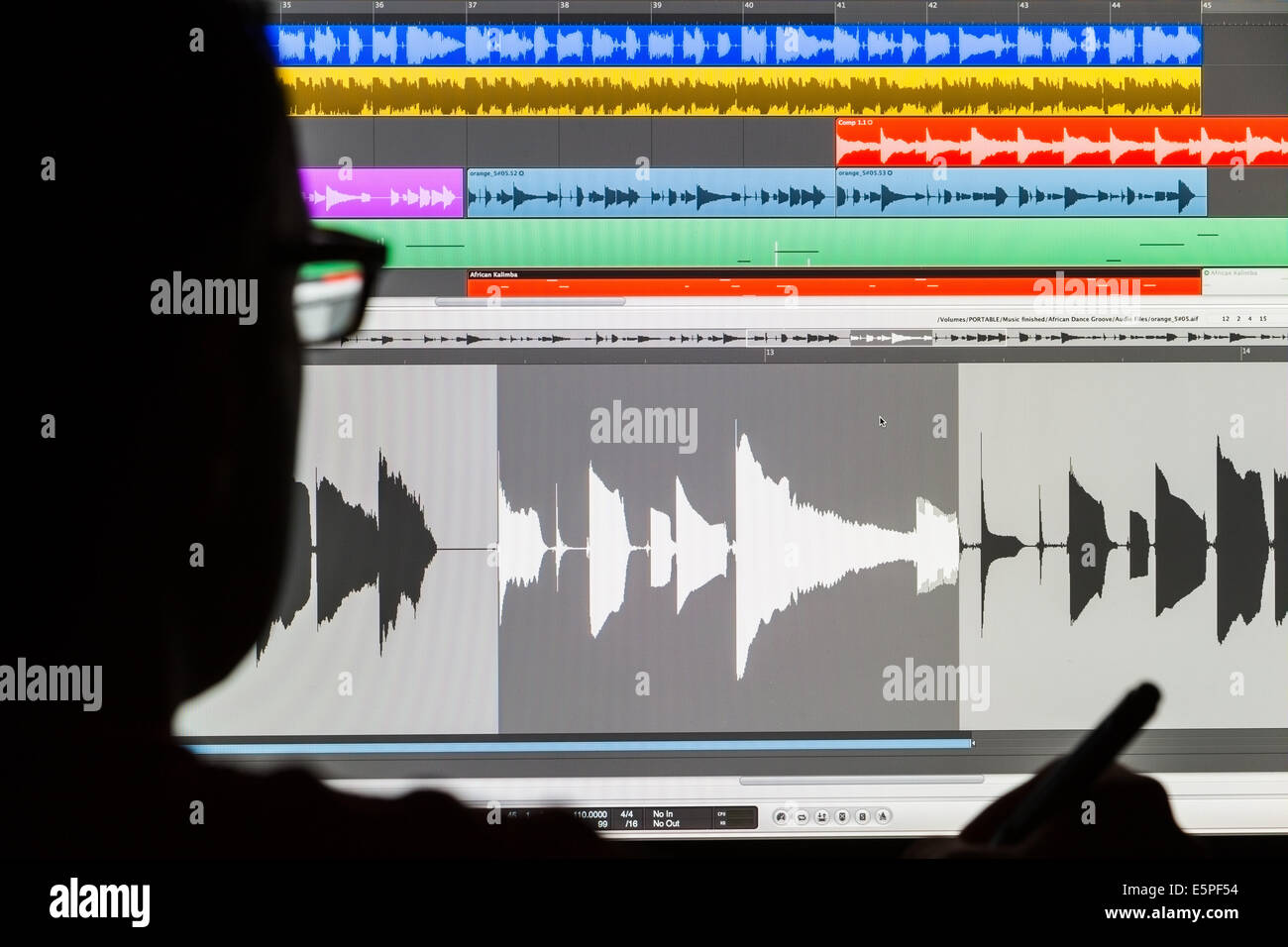 Silhouette eines Mannes mit einer Digital Audio Workstation, Sound bearbeiten Stockfoto