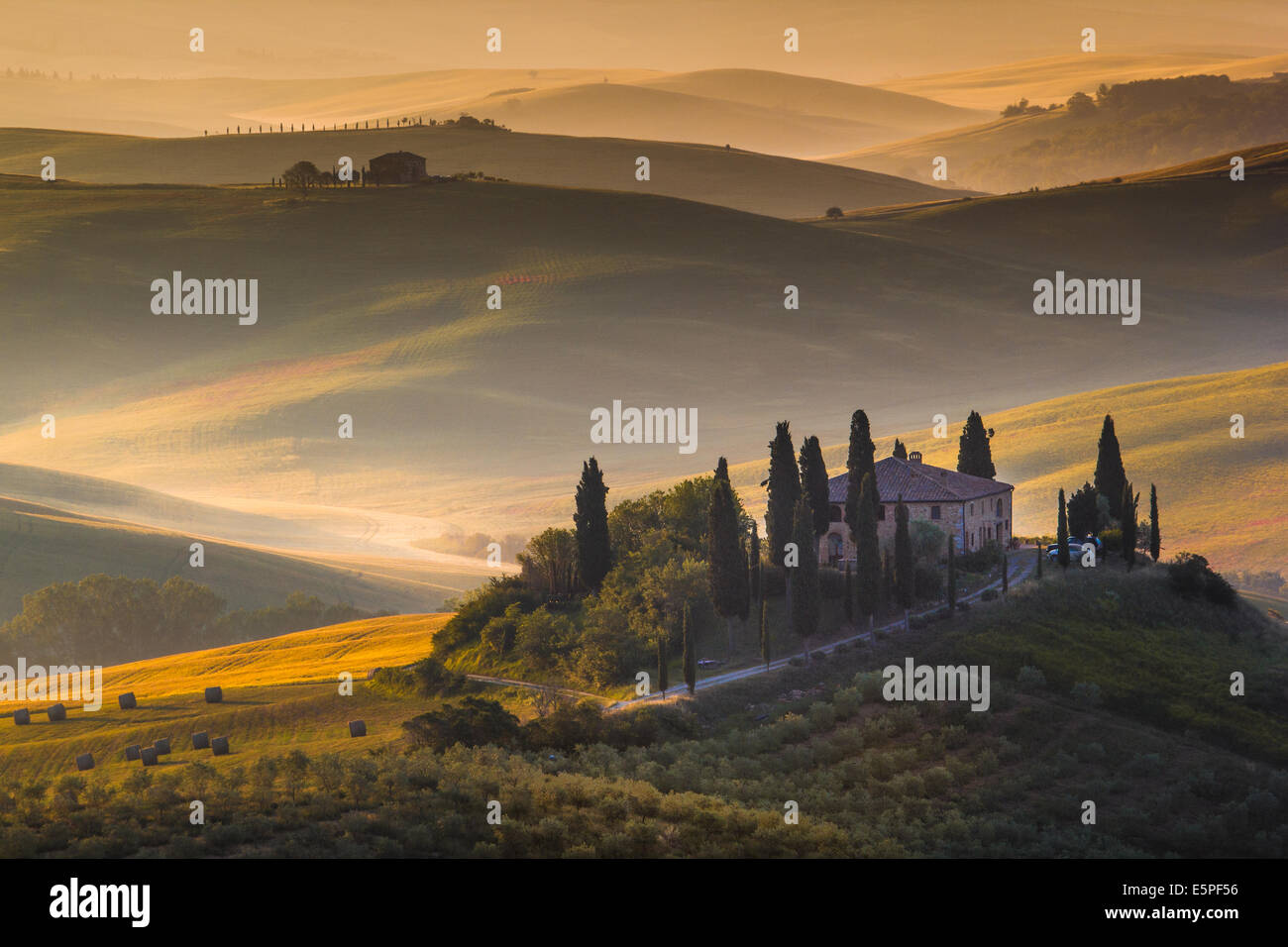 Toskana, Landschaft im Morgenlicht mit Bauernhaus und Hügel im Hintergrund. Val d ' Orcia, Italien Stockfoto