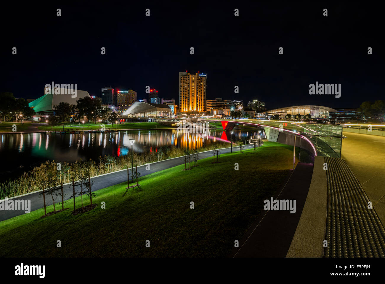 Die neue Ufer Fußgängerbrücke überspannt die malerischen River Torrens in der Innenstadt von Adelaide, South Australia. Stockfoto