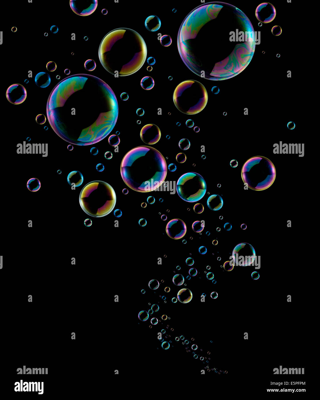 Seifenblasen von unten hinauf auf schwarzem Hintergrund Stockfoto