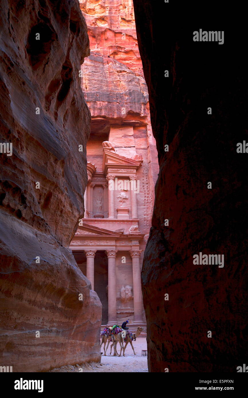 Einblick in die Schatzkammer von Siq, Petra, UNESCO World Heritage Site, Jordanien, Naher Osten Stockfoto