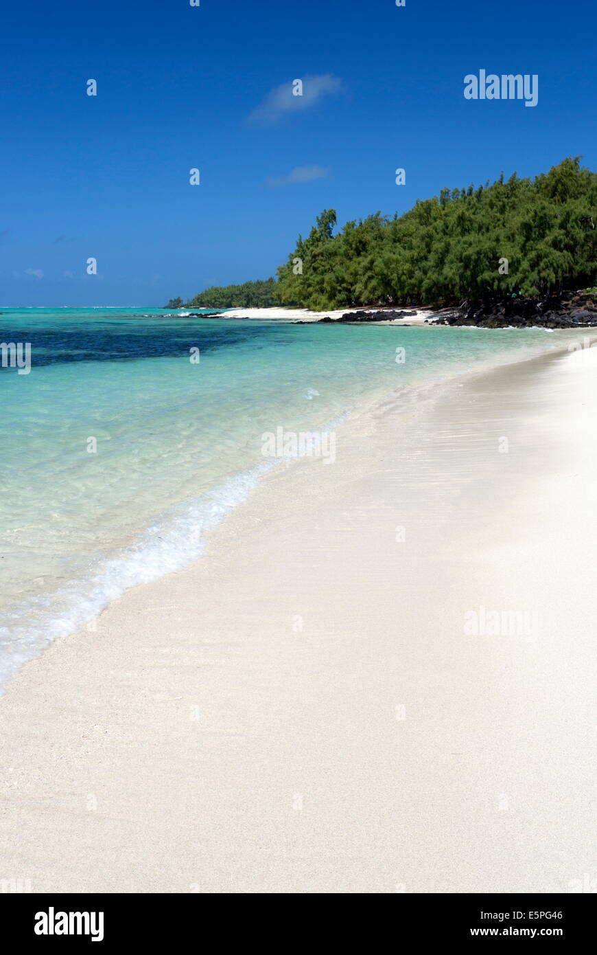 Idyllischer Strand-Szene mit blauem Himmel, türkisblauem Meer und weichen Sand, Ile Aux Cerfs, Mauritius, Indischer Ozean, Afrika Stockfoto